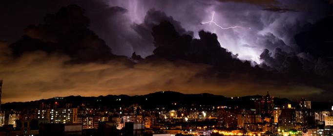 闷雷滚动是什么意思