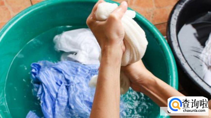 如何去除衣服或鞋子上的油漆