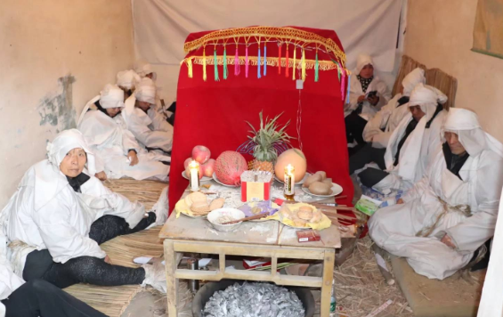 戴孝用颜色区分辈分