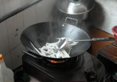 萝卜炒鸡肉的做法