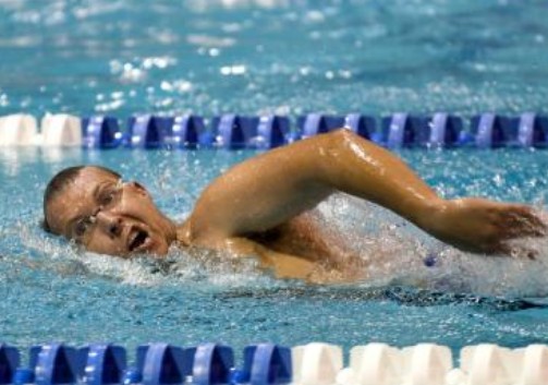 游泳要戴耳塞吗