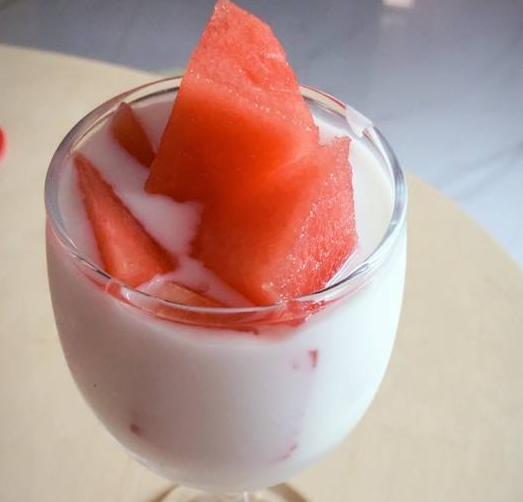 西瓜跟酸奶能同时吃吗