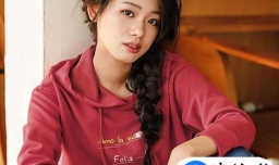 穿连帽卫衣头发怎么扎