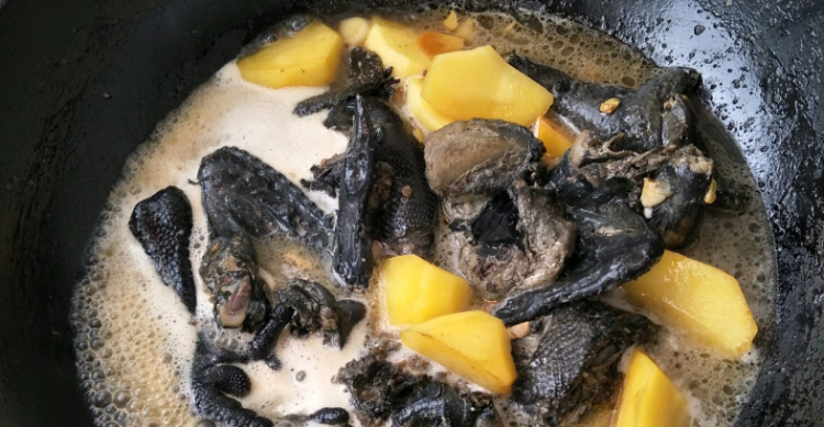 红烧乌鸡炖土豆的做法