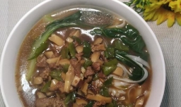 怎样做美味的香菇青椒牛肉炸酱面？