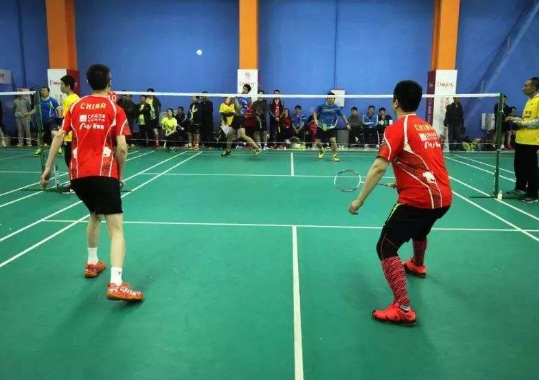 打羽毛球的技巧