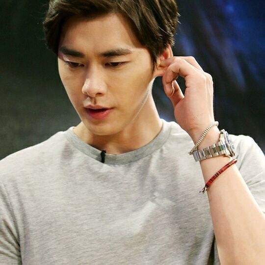 摸耳朵是啥意思