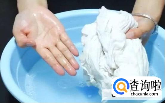 隔年的白色衣服发黄了怎么洗白呢