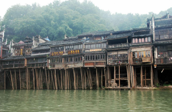 吊脚楼是哪个民族的