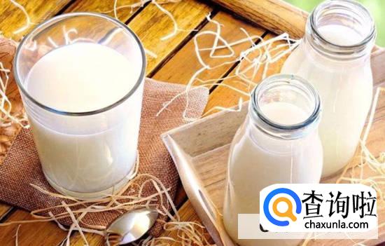 牛奶早上喝还是晚上喝