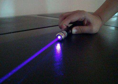 为什么用激光笔照射飞机会被抓