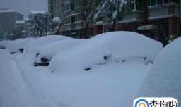 如何清理车上的积雪