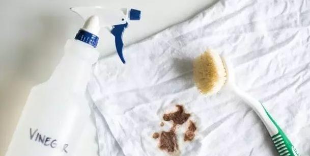 夏季穿的白衣服弄脏了如何洗净?