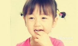 宝宝简单短发小辫扎法