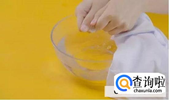 咖啡撒到白色衣服怎么洗好呢？