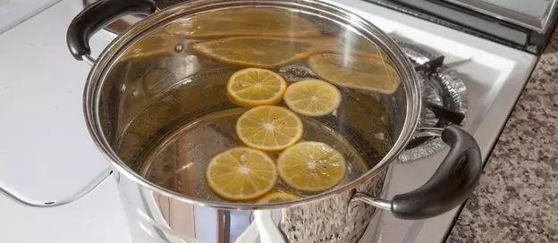 夏季穿的白衣服弄脏了如何洗净?