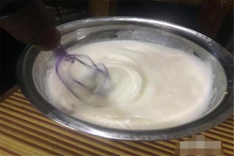 蛋清如何打成奶油状