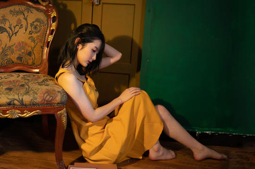 淡黄的长裙蓬松的头发什么梗