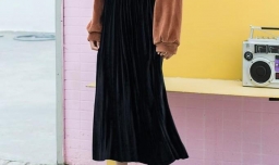 金丝绒百褶裙应该搭配什么上衣