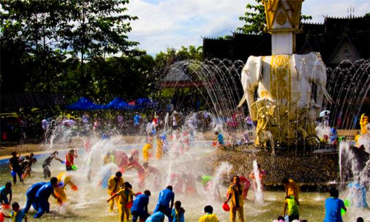泼水节那天人们泼水所代表的意义是什么