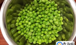 农家腊肉丁炒豌豆