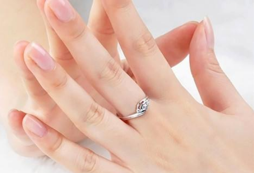 中指戴戒指什么意思