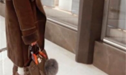 深棕色衣服搭配什么颜色配饰