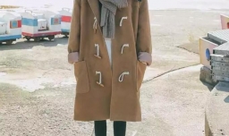 时尚搭配：咖啡色外套+毛衣+长裤