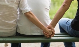 劈腿是什么意思