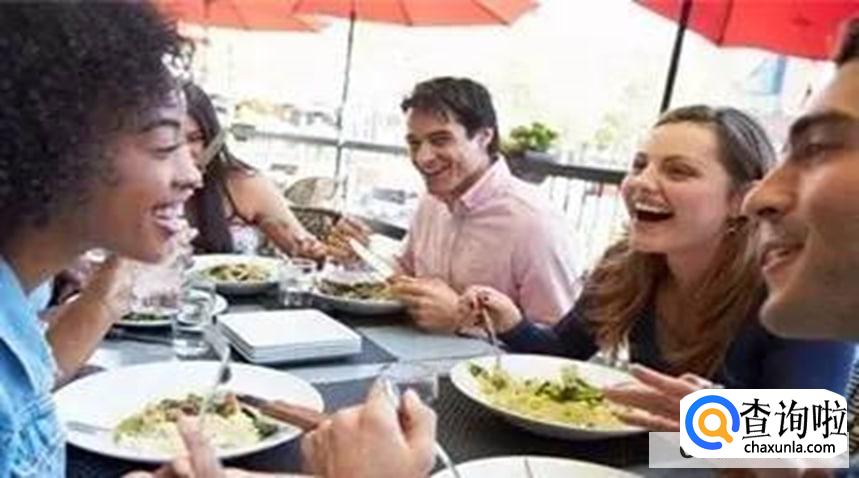 边吃饭边说话有哪些危害