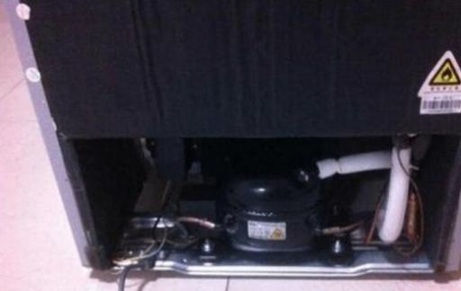 冰箱后面的储水盒怎么取出