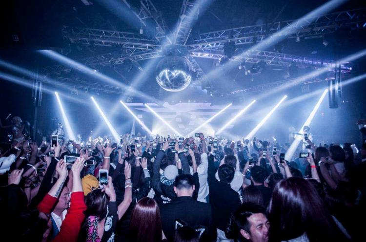 蹦迪是什么意思