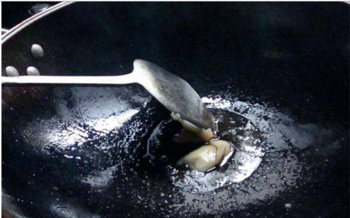 铁锅煮东西变黑怎么办