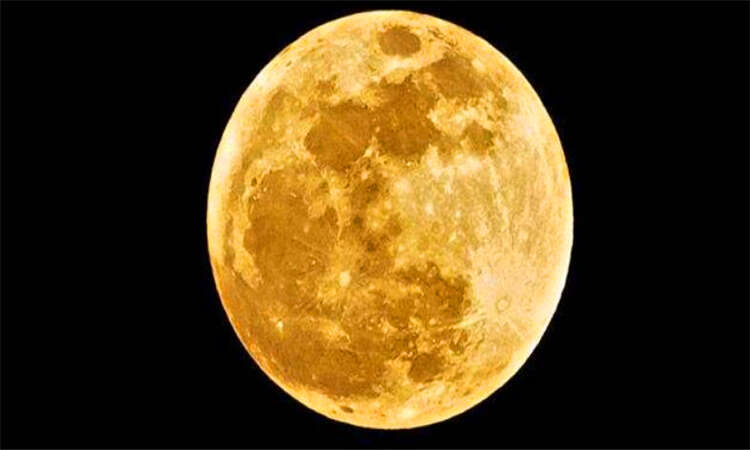 月亮从哪边升起