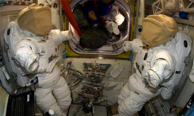 为什么在太空中人会飘起来