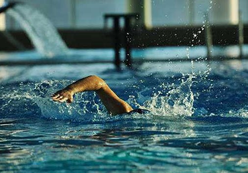 游泳要戴耳塞吗