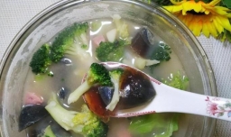 怎样做美味的西兰花皮蛋汤？
