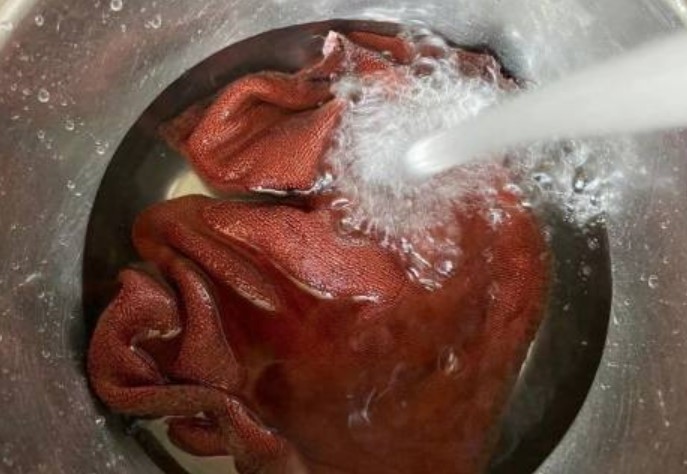 如何用食用碱去除抹布上的油污？