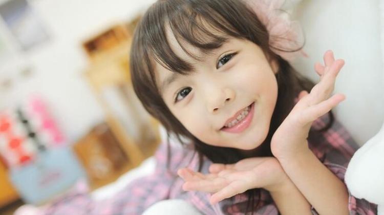 莞尔一笑的意思是什么？