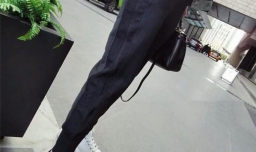 黑色运动裤配什么上衣