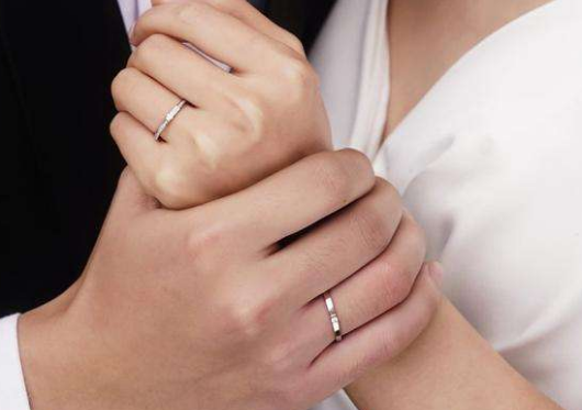 中指戴戒指什么意思