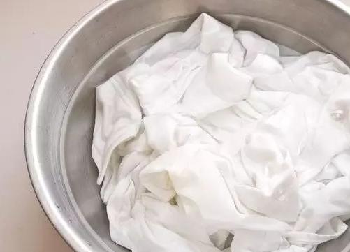 夏季穿的白衣服弄脏了如何洗净?