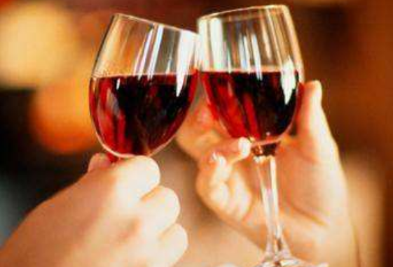 正确抓红酒杯的姿势