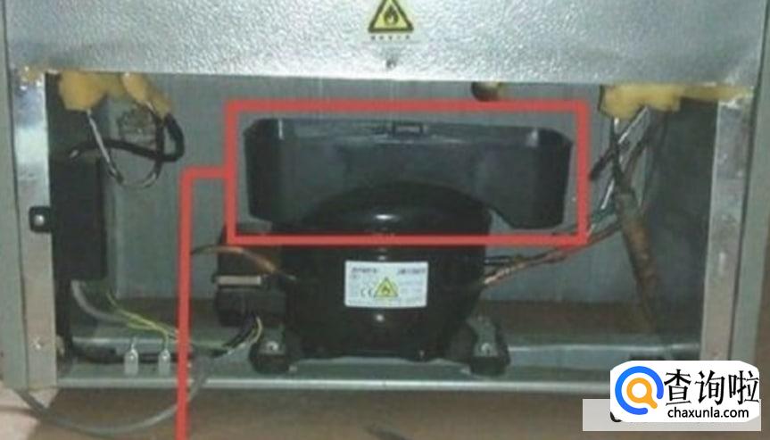 冰箱后面的储水盒怎么取出