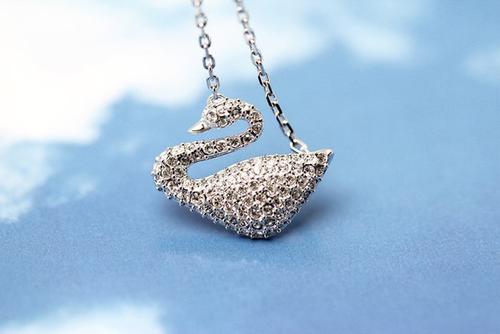 施华洛世奇卖的到底是水晶还是玻璃