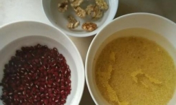 蛋黄小米粥的做法