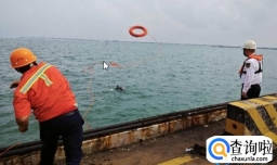 湛江两名男子自驾木船海钓遇风浪落水！所幸被海事部门救起