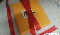 怎样包装礼物之3、基本的十字架形丝带系法