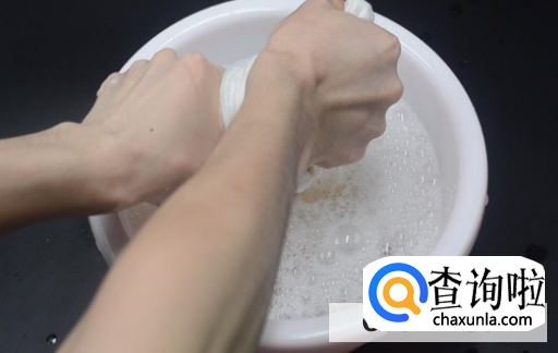 白衣服被染色该怎么修复