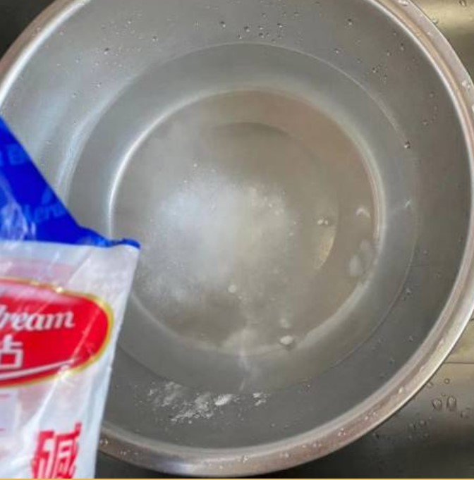 如何用食用碱去除抹布上的油污？